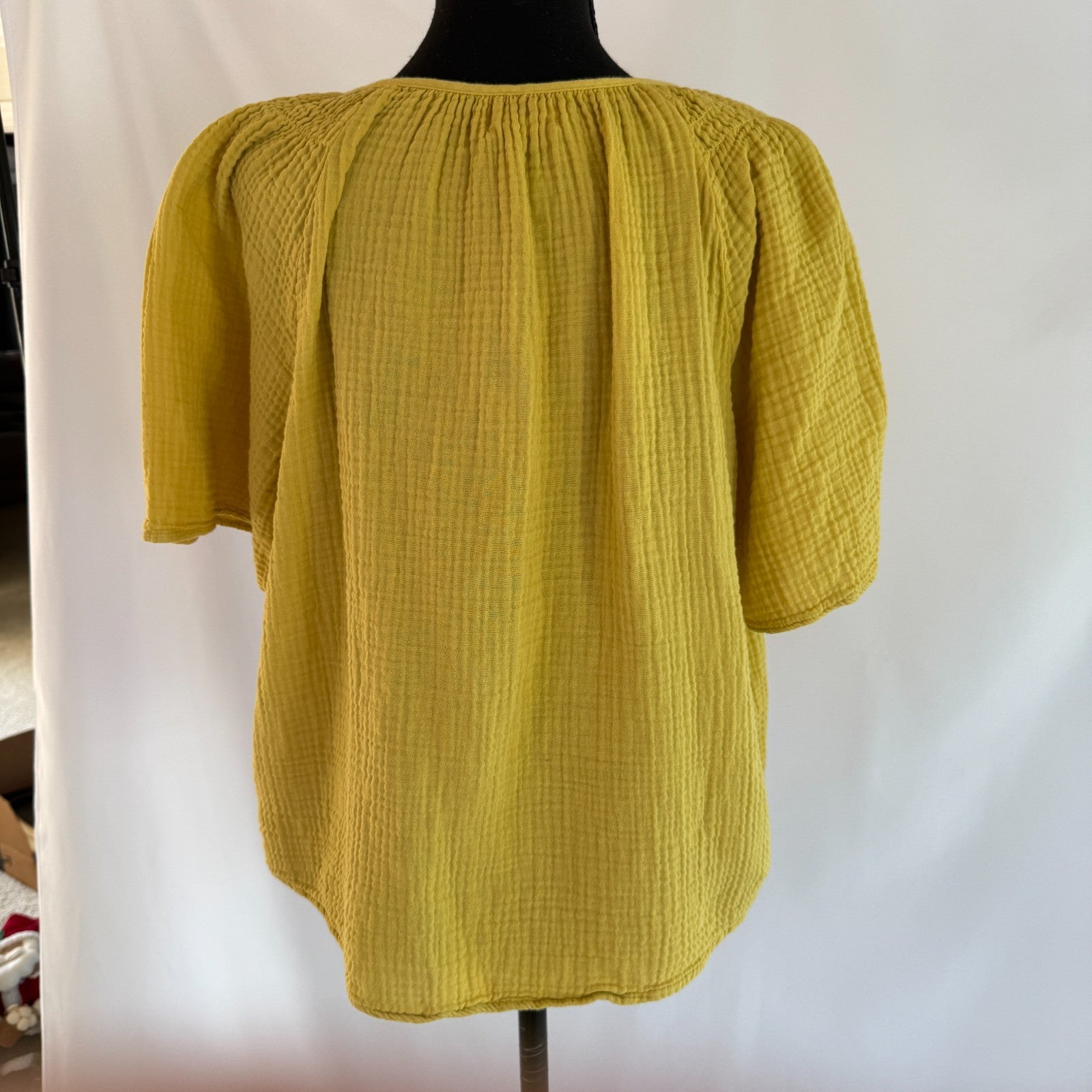 Velvet by Graham and Spencer Gold Gauze V-Neck Tee Size L