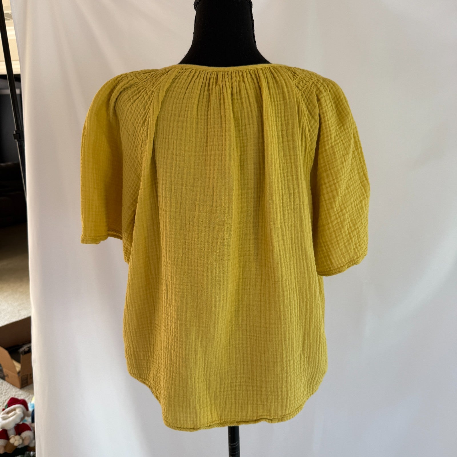 Velvet by Graham and Spencer Gold Gauze V-Neck Tee Size L